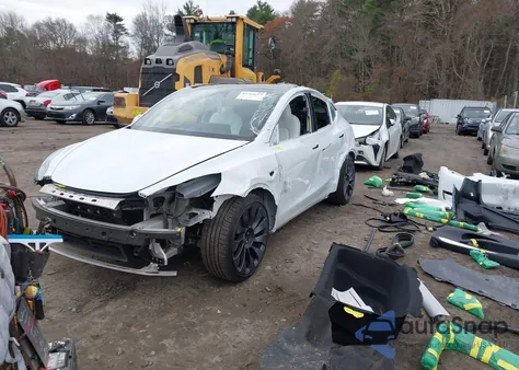 2024 Tesla Model Y Performance Dual Motor All-Wheel Drive z USA, uszkodzony, nr VIN 7SAYGDEF7RA266469